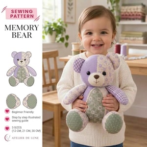 Pode incluir: Um molde de costura para um urso de memória com o texto SEWING PATTERN MEMORY BEAR. O molde inclui ilustrações de um urso de peluche em patchwork em tons de roxo e verde, com instruções para três tamanhos: 12 cm, 21 cm, 30 cm.