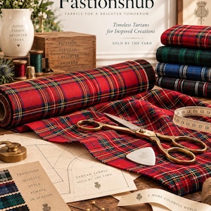 Può includere: Un rotolo di tessuto tartan rosso con motivo scozzese, accompagnato da forbici da cucito in ottone, un metro a nastro bianco, gesso da sarto bianco e spilli. La scena include cartoncini con testo e campioni di tessuto, oltre a rotoli impilati.