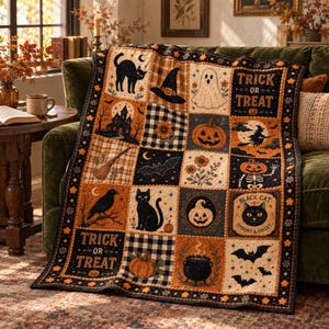 Puede incluir: Una colcha rectangular con temática de Halloween que presenta un diseño de patchwork con ilustraciones de gatos negros, calabazas, fantasmas, un sombrero de bruja, una casa embrujada, una escoba, un esqueleto, un caldero, murciélagos y texto.