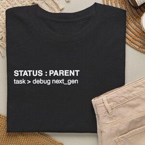 Sarkastisches Eltern-Shirt – Debug Next Gen T-Shirt – Sarkastisches Geschenk für Papa oder Mama