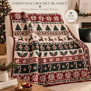 Könnte beinhalten: Eine weihnachtliche Häkeldecke mit Overlay-Mosaikmuster, bestehend aus horizontalen Streifen mit Schneeflocken, Tannenbäumen, Rentieren, Ornamenten, Stechpalmen und Zuckerstangen in Rot, Grün und Creme. Der Text lautet CHRISTMAS CROCHET BLANKET.