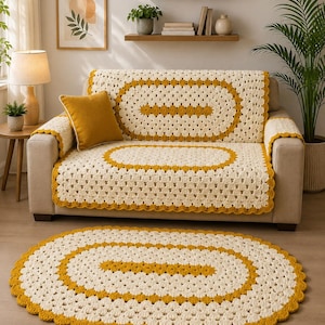 Puede incluir: Una funda de sofá de ganchillo en color crema y amarillo mostaza con borde festoneado y patrón ovalado, junto con una alfombra ovalada de ganchillo a juego. El conjunto presenta un diseño de puntos repetidos en colores alternos.