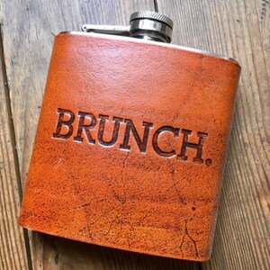 Benutzerdefinierte Leder Flachmann Zitat, Brunch Geschenk für ihn, Herren Flachmann, Groomsmen Geschenk, Bräutigam Geschenk, Geschenk für sie, Frau Flachmann, Vatertagsgeschenk
