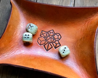 D&D lädertärningsbricka, Dungeons and Dragons, läderuppsamlingsbricka, läderbricka, ringfat, tärningsbricka, designa din egen logotyp!