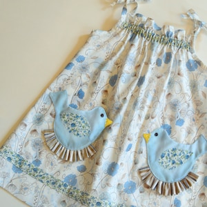 Molde em PDF para vestido de Páscoa com bolso e estampa de passarinho. Molde de costura para meninas. Tamanhos 1 a 9/10 incluídos.