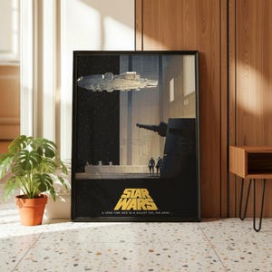 Może przedstawiać: Oprawiony pionowy plakat z grafiką Star Wars przedstawiającą Sokoła Millennium lecącego nad dwoma szturmowcami stojącymi przy wielkim dziale. Napis STAR WARS oraz A LONG TIME AGO IN A GALAXY FAR, FAR AWAY jest wydrukowany w kolorze żółtym.