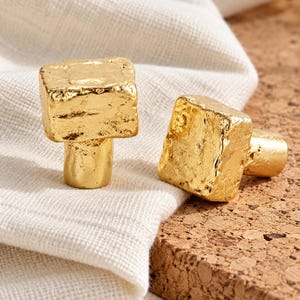 Strukturierte Messing-Schrankknöpfe und Schubladengriffe, skulpturale geometrische Beschläge für Kommoden, Schränke und Möbel, Retro-Stil in warmem Gold