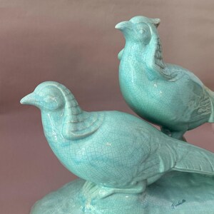 Fontinelle Art Deco Fasanpar – Fransk Krackelerad Glasyr Keramikskulptur – 1930-talet – Mintgrön