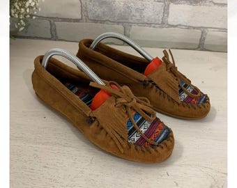 Vintage Minnetonka Kilty Suede Moccasins Brown Leather Shoes Size EU 39 | Native American Print | Fringe Driving Moccasins