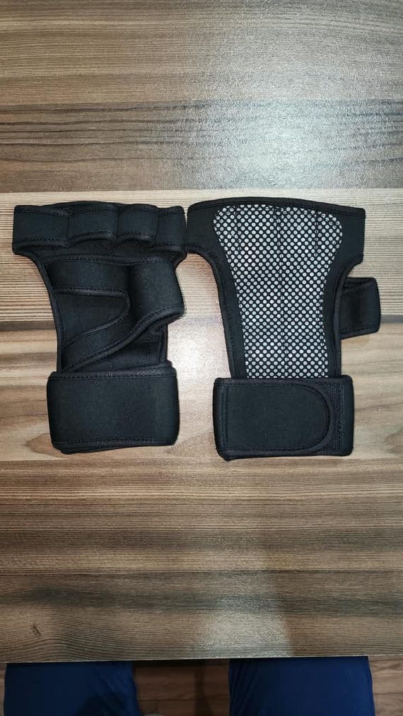 Black Fingerless Workout Gloves, Adjustable Wrist Wrap, Padded Grip Support, Weightlifting Gym Training Gloves for Men and Women.