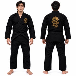 Puede incluir: Un gi de artes marciales negro que consta de una chaqueta cruzada de manga larga y pantalones a juego. El pecho delantero izquierdo presenta un pequeño bordado de dragón dorado, mientras que la espalda muestra un gran diseño de dragón dorado.