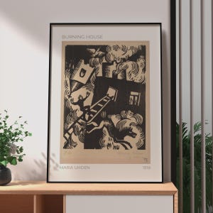 Könnte beinhalten: Ein gerahmter schwarz-weißer Holzschnitt mit dem Titel BURNING HOUSE von Maria Uhden aus dem Jahr 1918. Das Kunstwerk zeigt eine Person auf einer Leiter, die aus einem brennenden Gebäude flieht, mit einem Vogel darüber und einer pferdeartigen Figur.