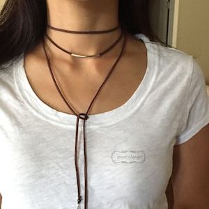 Gargantilla de ante boho, collar boho, gargantilla envolvente, pluma, collar boho de ante, tubo plateado, collar de cinta, collar envolvente negro
