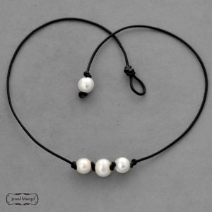 Collier en cuir triple perle, collier de perles, cuir noir, noeud, collier en cuir trois perles, collier en cuir perle d'eau douce blanche