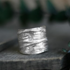 Mitsuro Hikime Ring - Sterlingsilver bred wrap-ring, Barktexturring, Statement-silverring, Brutalistsmycken, Wabi Sabi bred ring