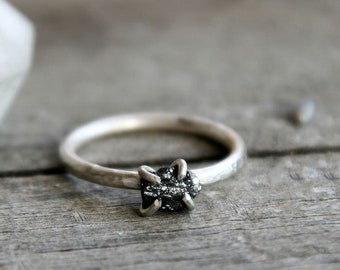 Anillo de diamantes negros crudos, anillo de diamantes en bruto, anillo de diamantes sin cortar, anillo de diamantes minimalista, anillo de novia, anillo de banda martillado, anillo de promesa