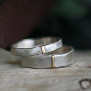 Set di anelli per coppie organici, set di fedi nuziali naturali in argento e oro: fedi minimaliste, forma organica