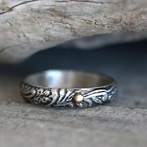 花の葉のウェディング/カップルバンドセット：18Kゴールドペブル付きレリックスタイルリング、メンズウェディングバンド