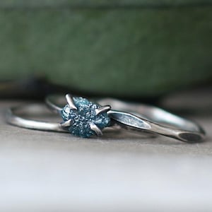 Rohdiamant Ring Set: Gehämmerter Sterling Silber Alternative Ehering