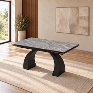 Pode incluir: Uma mesa de jantar retangular com um tampo cinzento com padrão de mármore e veios brancos. A mesa é suportada por duas bases de pedestal pretas sólidas, curvas e em forma de arco que proporcionam uma base estável ao tampo.