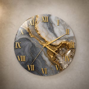 Moderne Wanduhr, goldenes Geoden-Design, gehärtetes Glas, grauer Marmor-Akzent