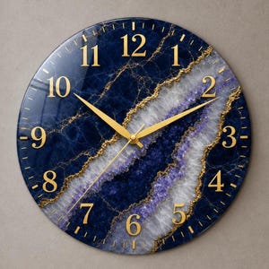 Può includere: Un orologio da parete rotondo con un motivo blu intenso simile al marmo e una fascia diagonale di texture cristalline bianche e viola. Il quadrante presenta numeri arabi dorati e lancette dorate per ore, minuti e secondi.