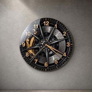 Puede incluir: Un reloj de pared circular con un diseño de alto contraste que muestra una llanta de coche negra, un disco de freno perforado plateado y una pinza de freno dorada. La esfera presenta números arábigos dorados del 1 al 12 y manecillas doradas.