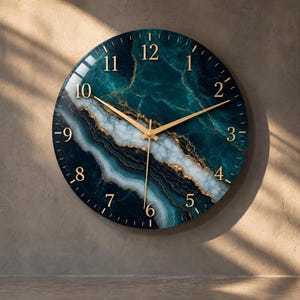 Moderne Wohnuhr aus gehärtetem Glas in Marmoroptik | Geräuschloses Quarzwerk | Mehrfarbiges Design, 28–51 cm