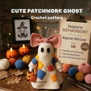 Puede incluir: Una muñeca fantasma de ganchillo con cuerpo color crema, cuadrados de patchwork en azul y naranja, y un gran lazo rosa en la cabeza. El fantasma sostiene un pequeño cubo de calabaza naranja. Texto: CUTE PATCHWORK GHOST - Crochet pattern.