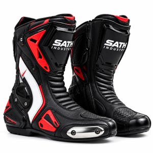 Puede incluir: Un par de botas de moto negras, rojas y blancas con el texto SATH INDUSTRY en la espinillera. Estas botas incluyen paneles protectores moldeados, un deslizador de dedos metálico y zonas de flexión en acordeón en el tobillo y el empeine.