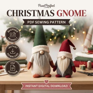 Może przedstawiać: Wzór krawiecki PDF PivotPerfect Christmas Gnome przedstawiający dwa krasnale z tkaniny z długimi brodami, wysokimi czapkami i okrągłymi nosami. Wyższy krasnal ma zieloną czapkę, a niższy czerwoną z małym dzwonkiem na czubku.