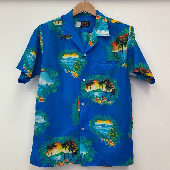 Island paradise Hawaii top with pink Hibiscus and real coconut buttons. Vintage blue hawaiian shirt