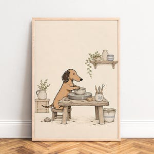 Könnte beinhalten: Eine gerahmte Illustration eines braunen Dackels, der auf einem kleinen Hocker an einem Holztisch sitzt und mit einer Töpferscheibe eine Tonschale formt. Die Szene zeigt ein kleines Regal mit Töpfen, eine Pflanze und verschiedene Töpferwerkzeuge.