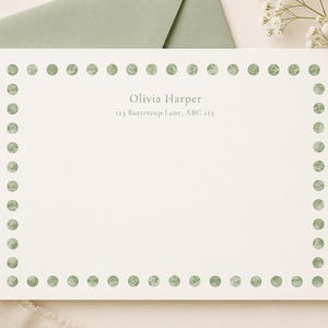 Può includere: Un cartoncino rettangolare bianco con un bordo di punti color verde salvia in stile acquerello. Al centro del cartoncino è presente il testo stampato Olivia Harper seguito dall'indirizzo 123 Buttercup Lane, ABC 123 in carattere grigio.