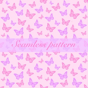 Può includere: Un motivo continuo con numerose farfalle in varie tonalità di rosa e viola su uno sfondo rosa chiaro. Una fascia orizzontale viola semitrasparente al centro mostra il testo Seamless pattern.