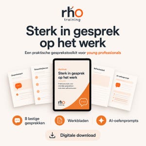 Op de afbeelding: Een digitale trainings-toolkit getiteld Sterk in gesprek op het werk, met een centrale tablet die een werkboekcover toont, omringd door vier documentpagina's genaamd Gesprekskaart, Gespreksplanner, Reflectieblad en AI-oefenprompt.