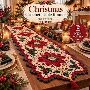 Può includere: Un runner da tavola all'uncinetto con un motivo ripetuto di fiori di poinsettia rossi, foglie verdi e dettagli in pizzo color crema. Il runner presenta un bordo smerlato e una nappa rossa. Testo: Christmas Crochet Table Runner PDF PATTERN.