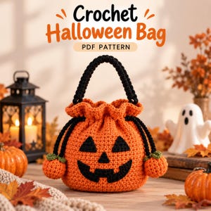 Könnte beinhalten: Eine leuchtend orangefarbene Häkeltasche mit einem schwarzen Kürbisgesicht, einem schwarzen Henkel und zwei kleinen orangefarbenen Kürbisanhängern an schwarzen Kordeln. Der Text "Crochet Halloween Bag PDF PATTERN" steht in Schwarz und Orange darüber.