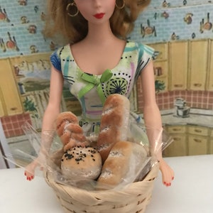Miniature Bread Rolls French Baguette Basket 1:6 Scale for Fashion Dolls, Blythe 5 Piece Miniature French Bakery Doll Diorama Handcrafted