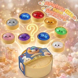 Könnte beinhalten: Eine Sammlung kleiner, runder, glitzernder Knödel-Spielzeuge mit lächelnden Gesichtern, die jeweils in einem beigen, runden Behälter liegen. Eine blaue Schachtel mit dem Text A Mystery Gift Full of Surprises steht im Vordergrund.