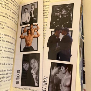 Pode incluir: Dois marcadores de página retangulares de papel com colagens fotográficas de dois homens. O marcador da esquerda está rotulado como HUDCON e o da direita como HOLLANOV. Cada marcador exibe três imagens distintas da dupla em poses.