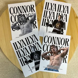 Peut inclure: Quatre impressions rectangulaires avec des photographies en noir et blanc. Deux impressions montrent une personne torse nu avec le nom CONNOR répété en grandes lettres noires. Deux montrent une personne en maillot de hockey avec ILYA en noir.