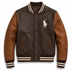 Peut inclure: Une veste universitaire en cuir marron foncé avec des manches marron clair, une fermeture à boutons-pression et un logo brodé blanc représentant un joueur de polo sur la poitrine gauche. Le col, les poignets et l'ourlet sont rayés.