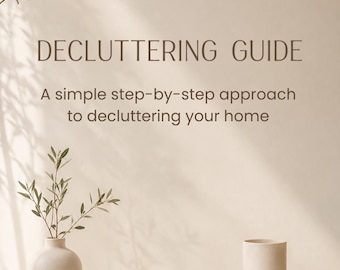 Puede incluir: Una guía de organización digital con el texto DECLUTTERING GUIDE y A simple step-by-step approach to decluttering your home. La imagen muestra un jarrón claro con una planta pequeña, un cuenco pequeño y una taza sobre dos libros.