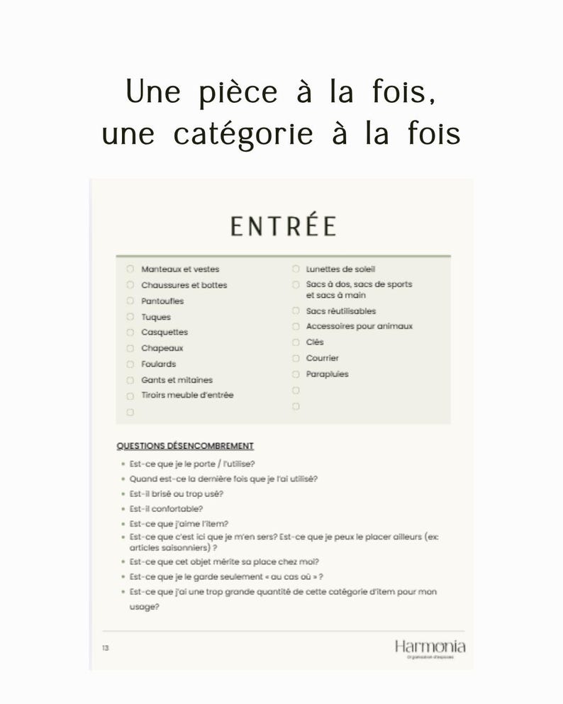 Puede incluir: Una hoja informativa blanca titulada Une pi&egrave;ce &agrave; la fois, une cat&eacute;gorie &agrave; la fois, que presenta una lista de verificaci&oacute;n para la entrada con categor&iacute;as como abrigos, zapatos y accesorios, seguida de preguntas de organizaci&oacute;n y el logo de Harmonia.