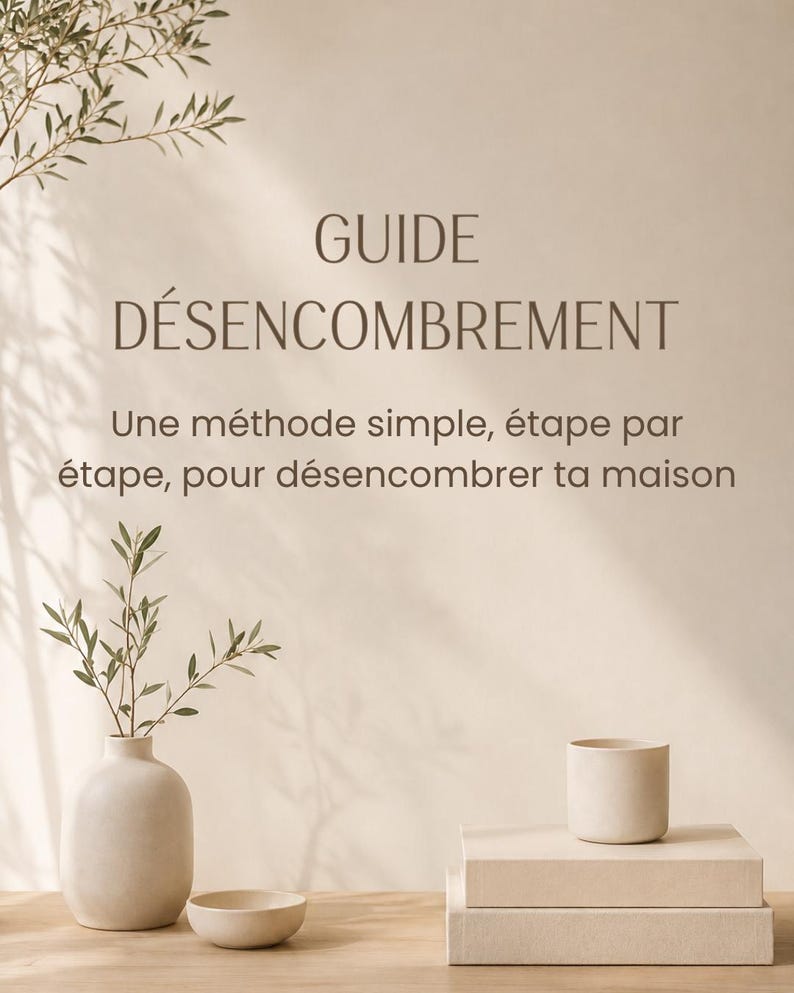Puede incluir: Una gu&iacute;a digital beige titulada GUIDE D&Eacute;SENCOMBREMENT con el subt&iacute;tulo Une m&eacute;thode simple, &eacute;tape par &eacute;tape, pour d&eacute;sencombrer ta maison. La imagen muestra un jarr&oacute;n claro con una planta verde, un cuenco peque&ntilde;o y una taza sobre libros.