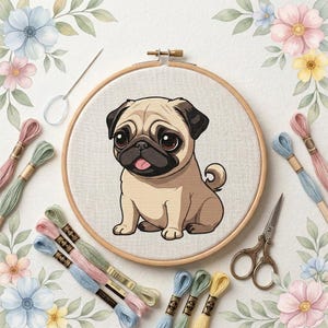以下が含まれることがあります： パグのイラストが描かれた布地をはめ込んだ円形の木製刺繍枠。パグはタンカラーで、黒い顔と大きな茶色の目をしています。枠の周りには、色とりどりの刺繍糸の束、針、ハサミが配置されています。