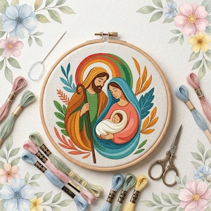 Könnte beinhalten: Ein runder Stickrahmen aus Holz mit einem Kreuzstichmuster einer Familie mit Baby, umgeben von bunten Blumenillustrationen. Das Set enthält mehrere Stickgarnstränge in verschiedenen Farben, eine Nadel und eine Schere.