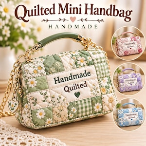 Op de afbeelding: Een gewatteerde mini-handtas met een groen en wit bloemen- en ruitjespatroon in patchworkstijl. Het voorpaneel toont de geborduurde tekst "Handmade Quilted" met een klein hartje. Inclusief een groen handvat, een gouden kettingriem en een hartvormige bedel.