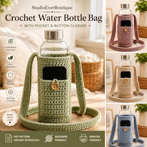 Könnte beinhalten: Eine salbeigrüne Häkel-Wasserflaschentasche mit langem Schulterriemen, einer Vordertasche mit schwarzem Smartphone und einem Holzknopfverschluss. Die Tasche enthält eine klare Glaswasserflasche mit silbernem Deckel zum Transport von Getränken.
